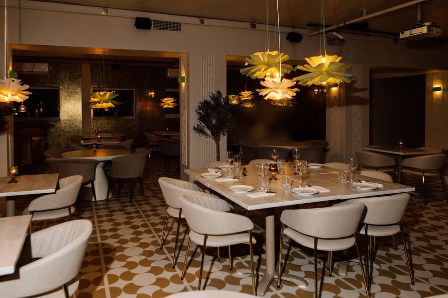 Hiiu Resto saal õhtuvalguses