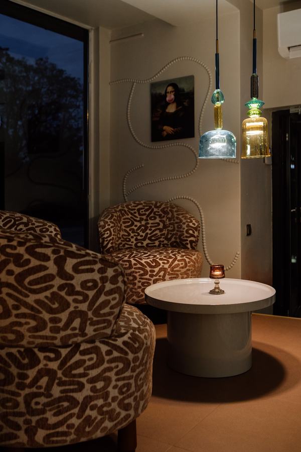 Leopardimustriga tugitoolid lounge-nurgas