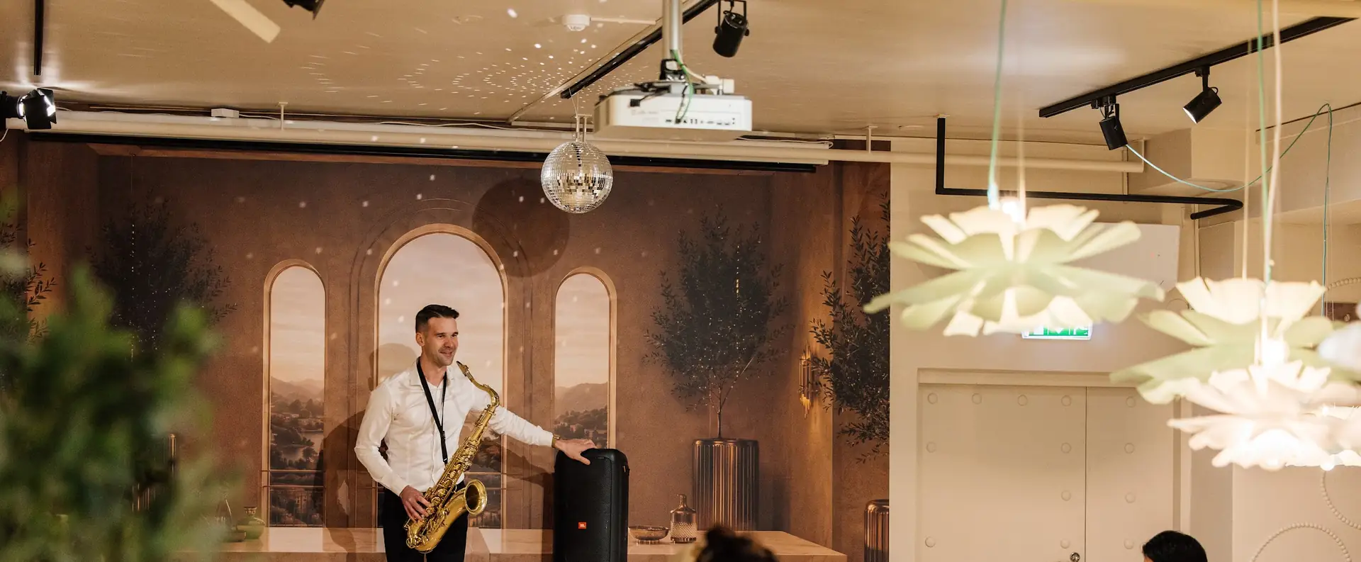 Saksofonist mängib Hiiu Resto saalis õhtul